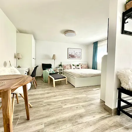 New Sunny 30 M2 In Area With Parking דירה *